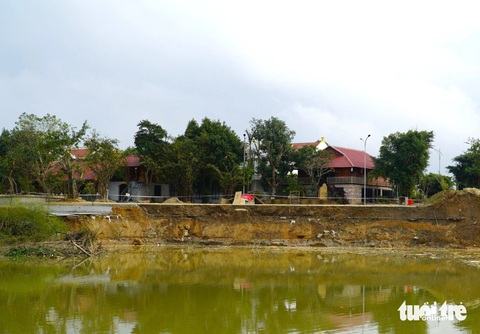 Sạt lở bờ sông Minh, uy hiếp Đền Cả ở Hà Tĩnh- Ảnh 4. Điểm sạt lở trên sông Minh đã lấn vào sát Đền Cả nên một số công trình tại ngôi đền này đã phải di dời đến nơi an toàn - Ảnh: LÊ MINH