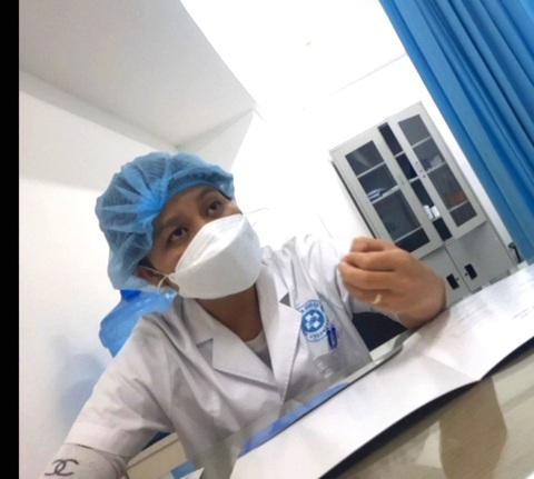 Mạo danh Sở Y tế TP.HCM tung gói khám ưu đãi để 'câu' người bệnh- Ảnh 2. Người phụ nữ tự xưng là trợ lý bác sĩ Vân tại Phòng khám đa khoa Đại Việt trực tiếp thăm khám, chỉ định xét nghiệm cho phóng viên - Ảnh: THU HIÊN