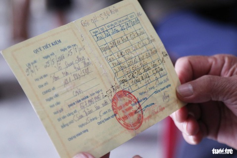 Tiệm vàng in sổ tiết kiệm như ngân hàng: Treo băng rôn báo bị nợ xấu 39 tỉ- Ảnh 3. Nội dung bên trong cuốn sổ tiết kiệm ghi các thông tin như sổ tiết kiệm của ngân hàng - Ảnh: DOÃN HÒA