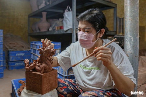 Chị Yến đang đắp các chi tiết tạo hồn cho chiếc đầu rồng - Ảnh: HÀ QUÂN Chị Yến đang đắp các chi tiết tạo hồn cho chiếc đầu rồng - Ảnh: HÀ QUÂN