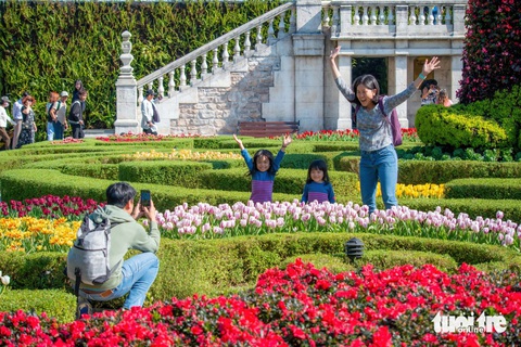 Đà Nẵng có nhiều lễ hội, điểm check-in hấp dẫn dịp Tết Nguyên đán- Ảnh 1. Du khách đến Bà Nà dịp Tết sẽ được trải nghiệm Lễ hội mùa xuân ngập sắc hoa - Ảnh: SG