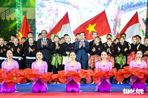 Võ cổ truyền Việt Nam và pencak silat của Indonesia trên cùng một sàn võ- Ảnh 1. Chủ tịch nước Võ Văn Thưởng và Tổng thống Indonesia Joko Widodo chụp ảnh cùng các vận động viên võ cổ truyền và pencak silat sau chương trình - Ảnh: HỒNG QUANG
