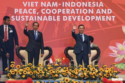 Võ cổ truyền Việt Nam và pencak silat của Indonesia trên cùng một sàn võ- Ảnh 2. Chủ tịch nước Võ Văn Thưởng và Tổng thống Indonesia Joko Widodo vẫy tay chào các vận động viên cùng người dân khi đến Cung thể thao Quần Ngựa - Ảnh: HỒNG QUANG