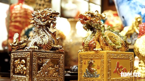 Ấn rồng được tạo hình với các màu sắc khác nhau mang ý nghĩa cầu mong năm mới bình an, hạnh phúc, thịnh vượng - Ảnh: HÀ QUÂN Ấn rồng được tạo hình với các màu sắc khác nhau mang ý nghĩa cầu mong năm mới bình an, hạnh phúc, thịnh vượng - Ảnh: NGUYỄN HIỀN