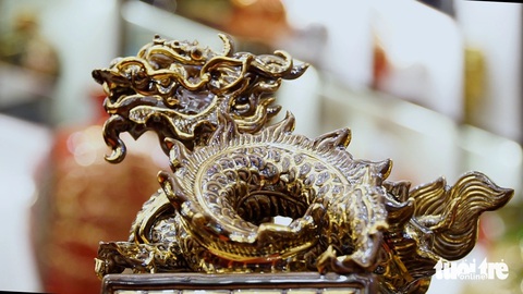 Để các nét "họa vàng" nổi bật, ấn rồng cần được nung lần 2 với nhiệt độ khoảng 700 - 800 độ C - Ảnh: NGUYỄN HIỀN Để các nét "họa vàng" nổi bật, ấn rồng cần được nung lần 2 với nhiệt độ khoảng 700 - 800 độ C - Ảnh: NGUYỄN HIỀN