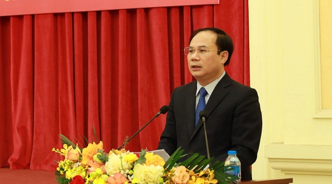 Thị trường dần phục hồi nhưng nguồn cung bất động sản giảm sâu, giá chung cư tiếp tục tăng- Ảnh 1. Thứ trưởng Bộ Xây dựng Nguyễn Văn Sinh phát biểu tại buổi họp báo chiều 12-1 - Ảnh: B.NGỌC
