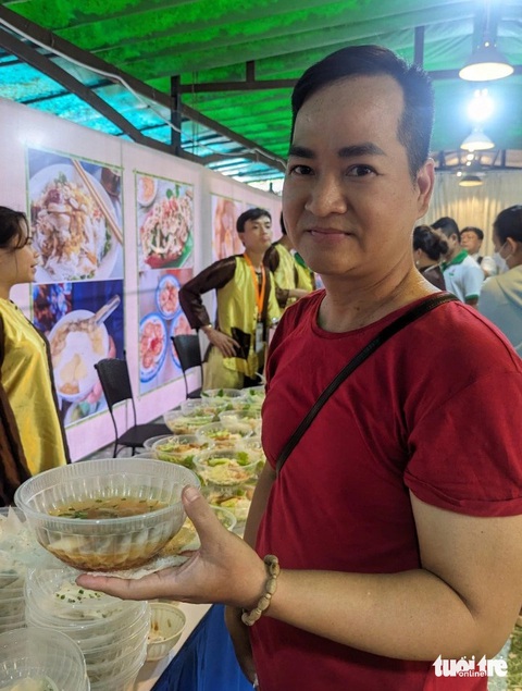 Anh Đình Khiêm, nhà ở Q.10, thích thú với món don Quảng Ngãi - Ảnh: LINH ĐOAN Anh Đình Khiêm, nhà ở Q.10, thích thú với món don Quảng Ngãi - Ảnh: LINH ĐOAN