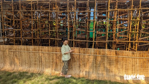 MỘt em bé được mẹ dẫn đến ngắm bờ xe nước - Ảnh: LINH ĐOAN Một em bé được mẹ dẫn đến ngắm bờ xe nước - Ảnh: LINH ĐOAN
