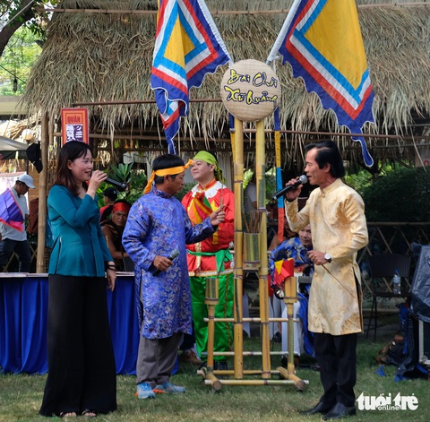 Hát bài chòi trong chương trình - Ảnh: LINH ĐOAN Hát bài chòi trong chương trình - Ảnh: LINH ĐOAN