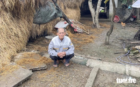 Ấm lòng dân mạng 'truy tìm' ba con bò đi lạc cho lão nông nghèo- Ảnh 1. Ông Nguyễn Đình Sơn lo lắng suốt hơn hai ngày qua khi ba con bò đi lạc - Ảnh: TÂM PHẠM