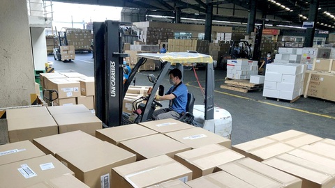 Gần Tết, tôm cua nhộn nhịp lên máy bay đi muôn nơi- Ảnh 1. Nhiều doanh nghiệp lựa chọn chuyển hàng bằng máy bay dịp Tết, hàng hóa tấp nập tại kho hàng ở sân bay Tân Sơn Nhất (TP.HCM) - Ảnh: CÔNG TRUNG