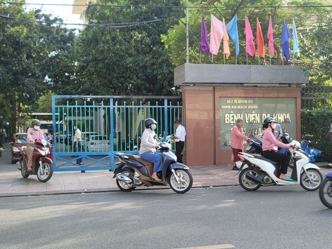 Vụ sản phụ tử vong: Hội đồng khoa học kỹ thuật kết luận gì?- Ảnh 1. Bệnh viện Đa khoa tỉnh Khánh Hòa, nơi xảy ra vụ việc sản phụ 27 tuổi tử vong - Ảnh: TRẦN HƯỚNG
