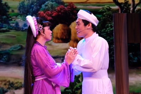 Cảnh trong vở Bên cầu dệt lụa - Ảnh: LINH ĐOAN Cảnh trong vở Bên cầu dệt lụa - Ảnh: LINH ĐOAN
