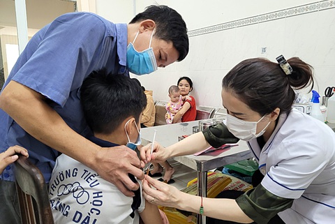 Trẻ tiêm ngừa vắc xin phòng dại tại Đồng Nai - Ảnh: A LỘC Trẻ tiêm ngừa vắc xin phòng dại tại Đồng Nai - Ảnh: A LỘC