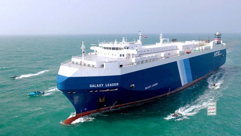 Ảnh chụp ngày 20-11-2023 cho thấy tàu chở hàng Galaxy Leader (do công ty Nhật Bản vận hành) và các tàu của Houthi ở biển Đỏ. Tàu Galaxy Leader hiện vẫn đang bị Houthi bắt giữ - Ảnh: Reuters Ảnh chụp ngày 20-11-2023 cho thấy tàu chở hàng Galaxy Leader (do công ty Nhật Bản vận hành) và các tàu của Houthi ở Biển Đỏ - Ảnh: REUTERS
