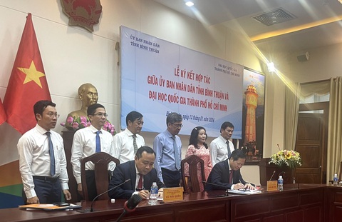 Đại học Quốc gia TP.HCM bồi dưỡng tiếng Anh, chuyển đổi số cho tỉnh Bình Thuận- Ảnh 1. Lãnh đạo Đại học Quốc gia TP.HCM và UBND tỉnh Bình Thuận ký kết hợp tác sáng 12-1 - Ảnh: KHANG NGUYỄN