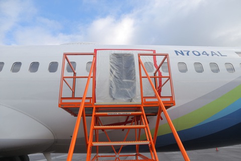Nhà chức trách đang điều tra sự cố chiếc máy bay Boeing 737 MAX 9 của Alaska bị bung cửa trong lúc đang bay - Ảnh: AFP Nhà chức trách đang điều tra sự cố chiếc máy bay Boeing 737 MAX 9 của Alaska bị bung cửa trong lúc đang bay - Ảnh: AFP