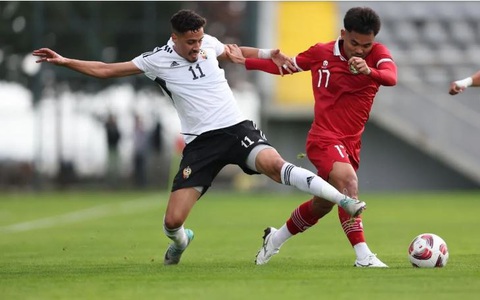Asian Cup 2023: Việt Nam và Indonesia cùng chung nỗi lo- Ảnh 2. Indonesia (phải) trong trận đấu giao hữu với Libya - Ảnh: PSSI