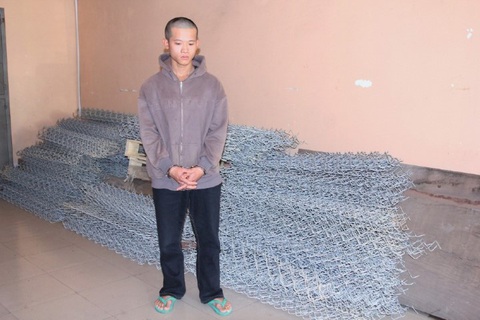 Túng tiền tiêu, Cao Siêu cắt trộm 100 tấm lưới bảo vệ cao tốc Bắc - Nam- Ảnh 1. Nghi phạm Nguyễn Cao Siêu cùng tang vật tại cơ quan công an - Ảnh: TÂM PHẠM
