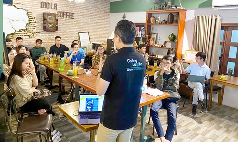 Buổi trò chuyện của nhóm Ngô Minh Hiếu (Hiếu PC) về những kịch bản lừa đảo trên mạng mà người Việt hay bị giăng bẫy - Ảnh: N.H. Buổi trò chuyện của nhóm Ngô Minh Hiếu (Hiếu PC) về những kịch bản lừa đảo trên mạng mà người Việt hay bị giăng bẫy - Ảnh: N.H.