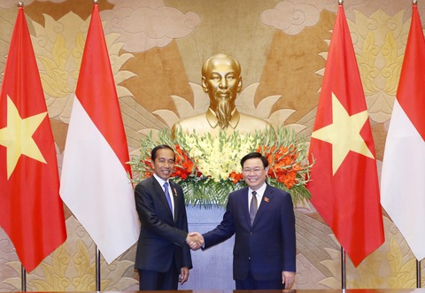 Thúc đẩy liên doanh pin xe điện Việt Nam, Indonesia- Ảnh 4. Chủ tịch Quốc hội Vương Đình Huệ tiếp Tổng thống Indonesia Joko Widodo - Ảnh: TTXVN