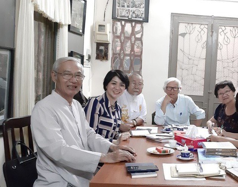 Cô Thiên Nga (áo sọc) và nhóm thân hữu trong buổi họp 26-6-2019. Tại đây cô đã ký cam kết sẽ bàn giao lại toàn bộ số tiền vào 1-7-2019 - Ảnh: NGỌC HÂN Cô Thiên Nga (áo sọc) và nhóm thân hữu trong buổi họp 26-6-2019. Tại đây cô đã ký cam kết sẽ bàn giao lại toàn bộ số tiền vào ngày 1-7-2019 - Ảnh: NGỌC HÂN