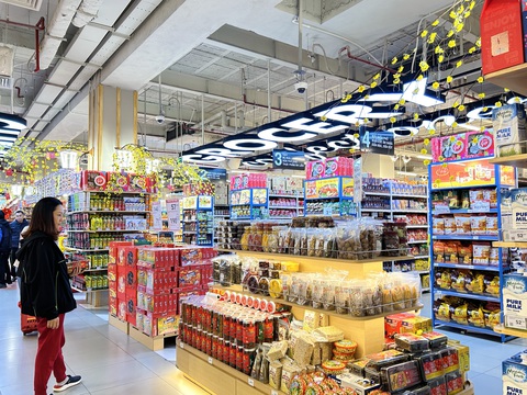 'Tâm trao thành ý' với món quà Tết thiết thực từ WinCommerce- Ảnh 3. WinMart trưng bày đa dạng hàng hoá Tết để phục vụ nhu cầu biếu tặng của khách hàng.