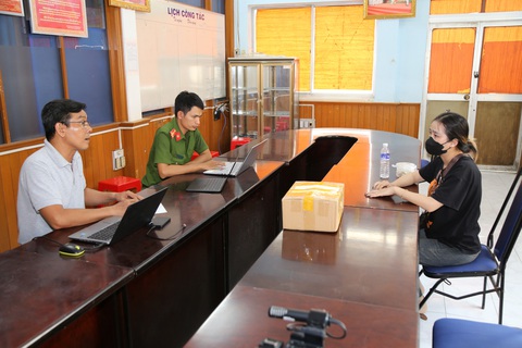 Công an mời hai phụ nữ livestream tổ chức đánh bạc làm việc- Ảnh 1. Một đối tượng đánh bạc bị công an mời làm việc - Ảnh: Công an cung cấp