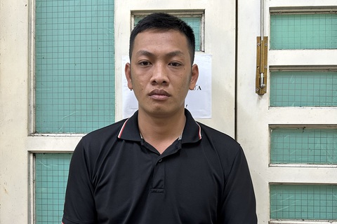 Bắt thêm nghi can lừa bán cục đá 'hủy diệt sắt' chiếm đoạt tiền tỉ- Ảnh 1. Đào Văn Lắm, nghi can thứ sáu trong vụ lừa bán cục đá hủy diệt sắt chiếm đoạt hơn 1,6 tỉ đồng ra công an đầu thú - Ảnh: Công an cung cấp