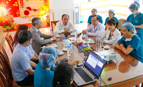 Thêm một thai nhi được bác sĩ ở TP.HCM can thiệp thông tim ngoạn mục- Ảnh 1. PGS Tăng Chí Thượng - giám đốc Sở Y tế TP.HCM, cùng lãnh đạo Bệnh viện Từ Dũ, Bệnh viện Nhi đồng 1 và ê kíp thông tim can thiệp bào thai hội ý trước can thiệp cho thai phụ và bào thai vào ngày 12-1 - Ảnh: Sở Y tế TP.HCM cung cấp