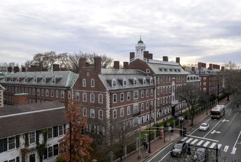 A view of Harvard campus on John F. Kennedy Street at Harvard University is pictured in Cambridge, Massachusetts, U.S., December 7, 2023. REUTERS/Faith Ninivaggi/File Photo Acquire Licensing Rights Đại học Harvard đang đối mặt với vụ kiện liên quan đến bê bối bài Do Thái - Ảnh: REUTERS
