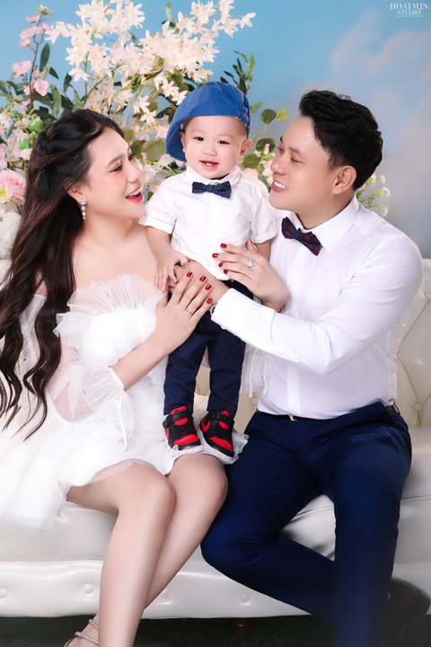 Hồ Bích Trâm hạnh phúc bên cạnh ông xã và nhóc tỳ Hồ Bích Trâm hạnh phúc bên cạnh ông xã và nhóc tì