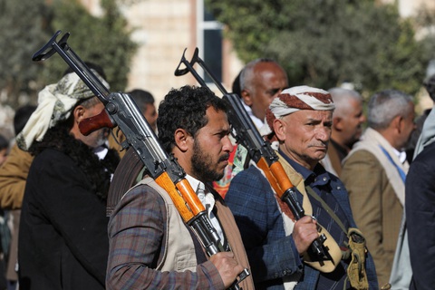 Chiến binh Houthi mới được chiêu mộ tham gia buổi lễ kết thúc khóa huấn luyện ở Sanaa, Yemen, ngày 11-1-2024 - Ảnh: REUTERS Chiến binh Houthi mới được chiêu mộ tham gia buổi lễ kết thúc khóa huấn luyện ở Sanaa, Yemen, ngày 11-1 - Ảnh: REUTERS