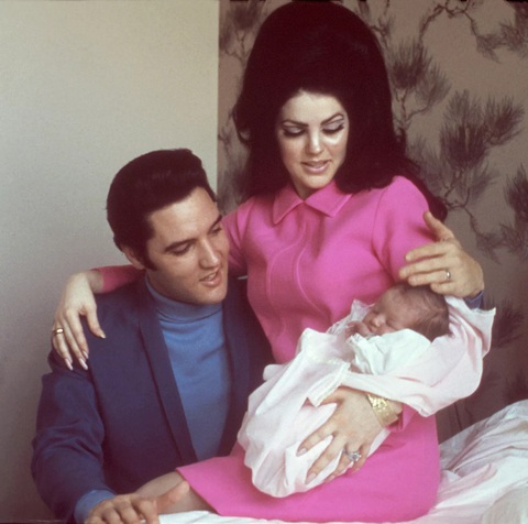 Hồi ký của con gái huyền thoại Elvis Presley hé lộ bí mật gia đình- Ảnh 3. Elvis Presley và Priscilla Presley cùng con gái Lisa Marie Presley vào tháng 2-1968 - Ảnh: GETTY