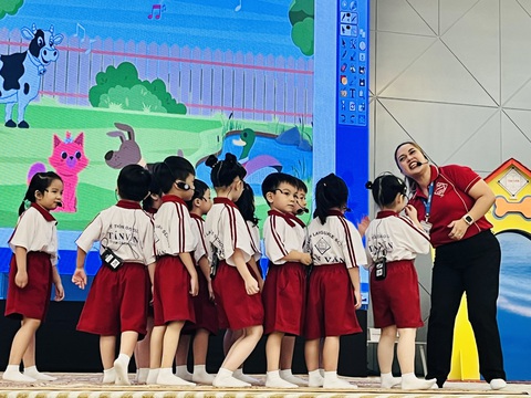 TP.HCM tìm cách thúc đẩy trẻ mầm non làm quen tiếng Anh hiệu quả- Ảnh 2. Trẻ mầm non trong một hoạt động làm quen tiếng Anh tại TP.HCM - Ảnh: MỸ DUNG