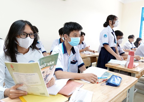 Giáo viên thu lại đề thi, phụ huynh thấy bất thường- Ảnh 1. Một tiết học văn của học sinh Trường THPT Bình Phú, quận 6, TP.HCM - Ảnh: NHƯ HÙNG
