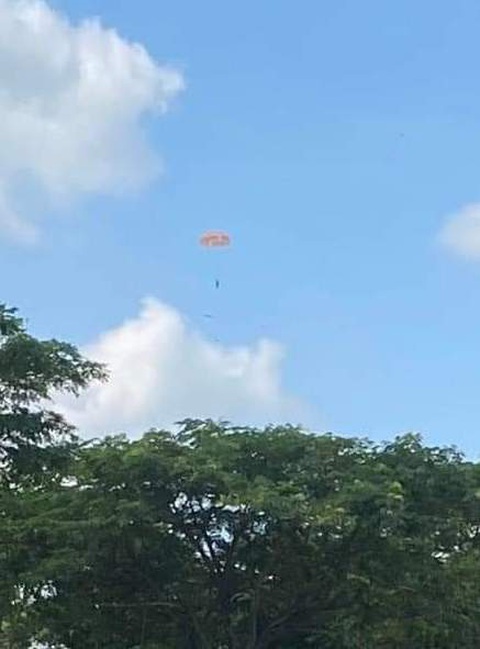 Phi công lái Su-22 bị rơi kể lại quyết định sinh tử- Ảnh 2. Thời điểm đại úy Đỗ Tiến Đức (phi đội trưởng Phi đội 1, Trung đoàn 929, Sư đoàn 372) bung dù được người dân ghi lại - Ảnh: Cắt từ clip