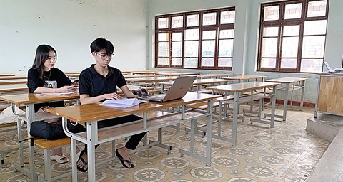 Một lớp học thưa vắng sinh viên tại Trường ĐH Quảng Bình (ảnh chụp chiều 11-1) - Ảnh: QUỐC NAM Một lớp học thưa vắng sinh viên tại Trường ĐH Quảng Bình (ảnh chụp chiều 11-1) - Ảnh: QUỐC NAM