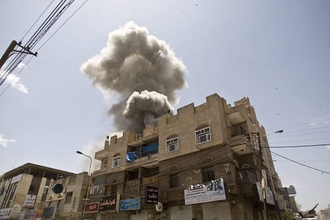 NÓNG: Mỹ, Anh nã tên lửa Tomahawk vào các thành phố ở Yemen để trả đũa Houthi- Ảnh 1. Đây được cho là cuộc tấn công đầu tiên mà Mỹ thực hiện nhằm vào nhóm phiến quân Houthi ở Yemen kể từ năm 2016. Trong ảnh cũ này là cảnh thành phố Sanaa, Yemen bị tấn công vào năm 2016 - Ảnh: JNS