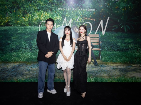 Orange cảm ơn Châu Đăng Khoa trong showcase đầu tiên- Ảnh 9. Jun Vũ - Hải Nam mặc đồng điệu, sánh đôi thân thiết đến sự kiện trình diễn và ra mắt album của 'Ong Bây Bi' Orange.
