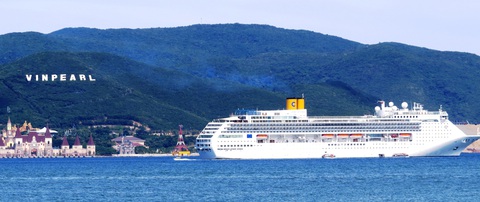 Kỷ niệm 100 năm xây dựng và phát triển, Nha Trang tổ chức 3 hội thảo- Ảnh 2. Tàu du lịch quốc tế đến Nha Trang - Ảnh: TRẦN CÔNG THI
