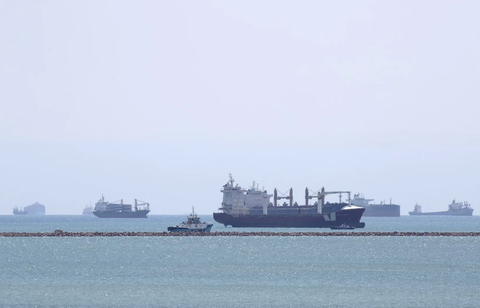 Cước vận tải biển tăng giá chóng mặt- Ảnh 1. Tàu hàng đi qua Biển Đỏ - Ảnh: AFP/VNA