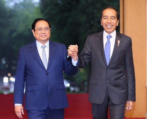 Thúc đẩy liên doanh pin xe điện Việt Nam, Indonesia- Ảnh 1. Thủ tướng Phạm Minh Chính và Tổng thống Indonesia Joko Widodo vui mừng tái ngộ nhau tại Hà Nội ngày 12-1 - Ảnh: TTXVN