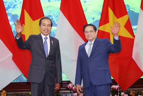 Thúc đẩy liên doanh pin xe điện Việt Nam, Indonesia- Ảnh 3. Thủ tướng Phạm Minh Chính và Tổng thống Indonesia Joko Widodo vẫy tay chào trước khi vào phòng hội kiến - Ảnh: TTXVN