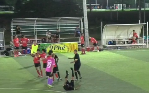 Trọng tài futsal bị đấm gục đã làm việc với công an- Ảnh 1. Trọng tài futsal quốc gia Lê Tuấn Kiệt bị đấm gục trên sân cỏ nhân tạo - ẢNH CHỤP MÀN HÌNH