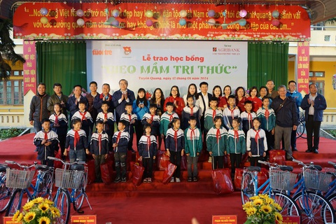 Trao 200 suất học bổng cho học sinh nghèo vượt khó ở Tuyên Quang- Ảnh 1. Ban tổ chức đã trao 200 suất quà gồm xe đạp và đồ dùng học tập trị giá mỗi suất 2 triệu đồng cho học sinh các huyện Hàm Yên và Chiêm Hóa - Ảnh: VŨ TUẤN