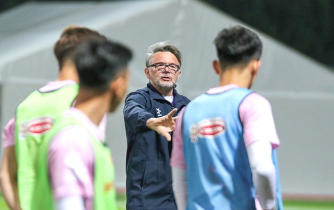 HLV Troussier khó lòng đạt mục tiêu vượt qua vòng bảng nếu tuyển Việt Nam không cải thiện được lối chơi - Ảnh: VFF HLV Troussier khó lòng đạt mục tiêu vượt qua vòng bảng nếu tuyển Việt Nam không cải thiện được lối chơi - Ảnh: VFF