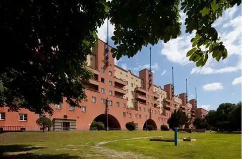 Karl Marx-Hof, khu nhà ở xã hội nổi tiếng nhất về kiến trúc 'Red Vienna'. Ảnh: ALAMY Karl Marx-Hof, khu nhà ở xã hội nổi tiếng nhất về kiến trúc "Red Vienna" - Ảnh: ALAMY