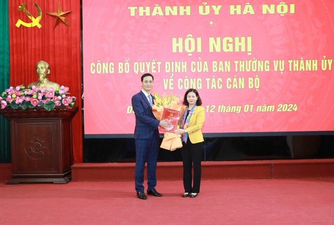 Chủ tịch huyện Đan Phượng làm giám đốc Sở Tài nguyên và Môi trường Hà Nội- Ảnh 1. Phó bí thư Thường trực Thành ủy Hà Nội Nguyễn Thị Tuyến trao quyết định, tặng hoa chúc mừng ông Lê Thanh Nam được bổ nhiệm giám đốc Sở Tài nguyên và Môi trường - Ảnh: Thành ủy Hà Nội