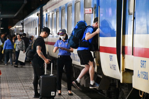 2 nhà ga cổ Nha Trang và Phú Vinh, 2 tương lai trái ngược- Ảnh 4. Mỗi ngày tại ga Nha Trang có hàng chục chuyến tàu đến và đi